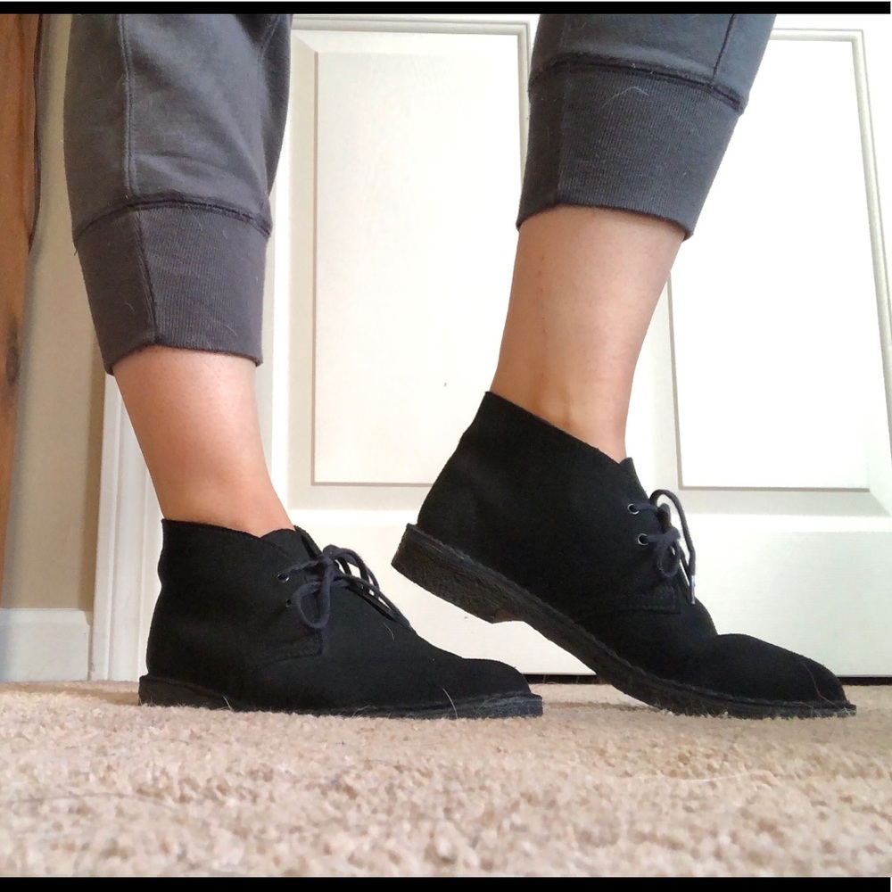 NWOT Clarks desert boot black suede